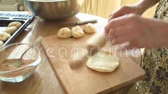 女性用擀面杖擀面团撒上桂皮擀面然后放在托盘上烤视频的预览图