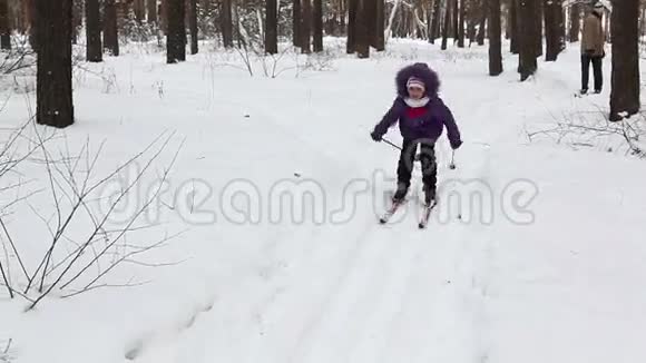 女孩正在森林里滑雪视频的预览图