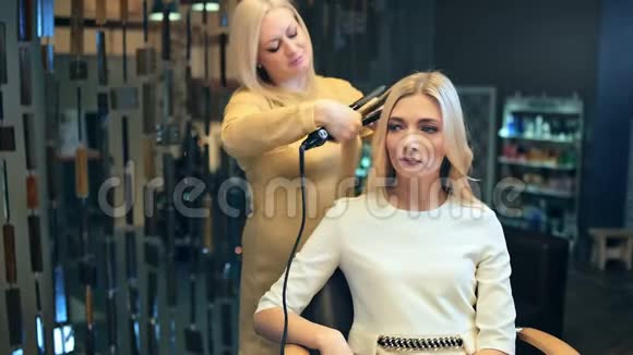 女理发师在一家美发店为客户理发视频的预览图