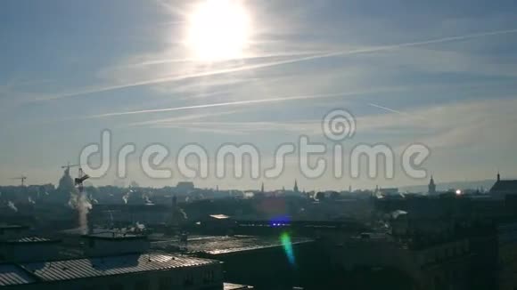捷克共和国阳光明媚的一天布拉格老城的背光屋顶和尖顶4K总览全景视频的预览图