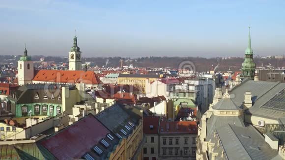 捷克共和国阳光明媚的一天布拉格老城的瓷砖屋顶和哥特式尖顶4K总览全景视频的预览图