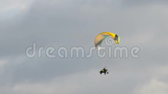 动力滑翔伞飞行视频的预览图