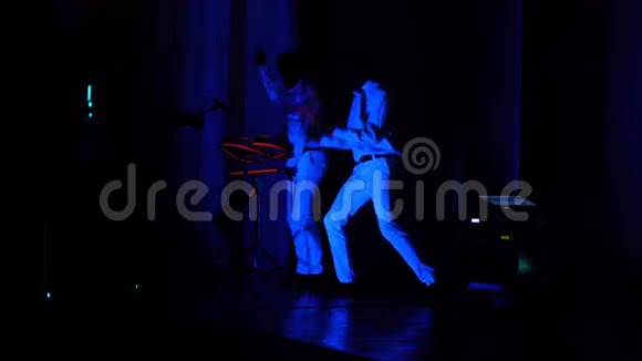 2名男子在激光表演中跳舞和打电子鼓视频的预览图