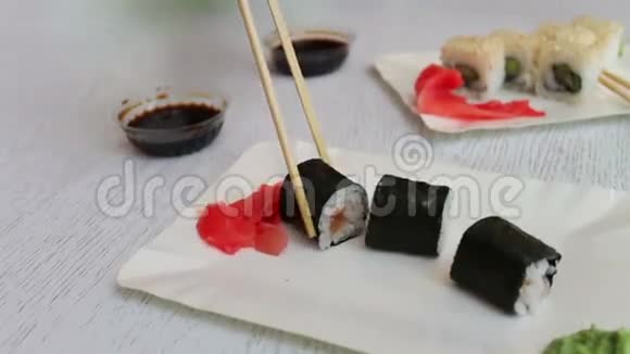 美味的寿司用木棍吃蘸酱油日本菜视频的预览图
