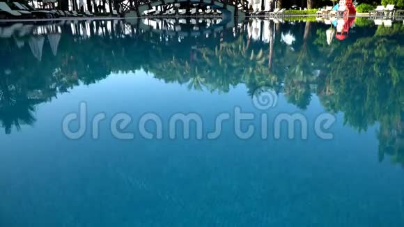 高清视频酒店游泳池周围的日光浴床和雨伞视频的预览图