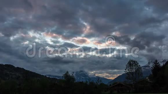 阿尔卑斯山的日落云圣格维尔时间推移视频的预览图