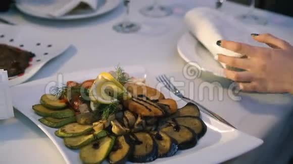 餐馆4K的女人切鱼切菜的特写镜头视频的预览图