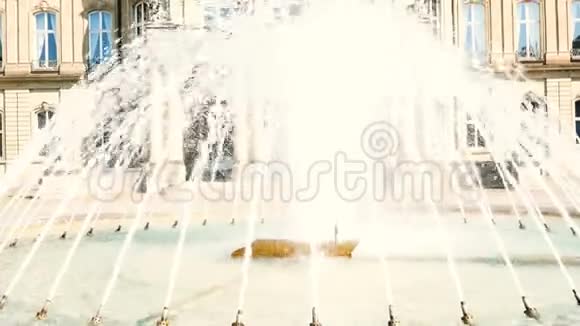 新宫NeuesSchloss喷泉后财政部住所施lossplatz广场宫殿视频的预览图