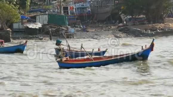 小渔船在泰国的海浪中航行在郁郁葱葱的大海上视频的预览图