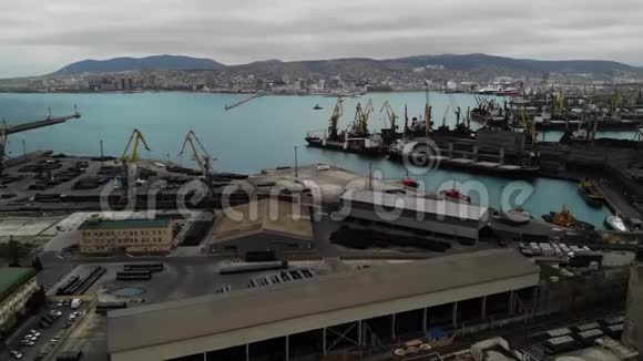 空中观景海运进出口口岸在海上的生意物流和运输视频的预览图
