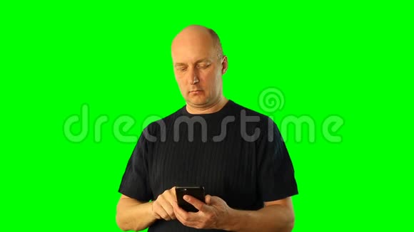 白人成年人用手机说话视频的预览图