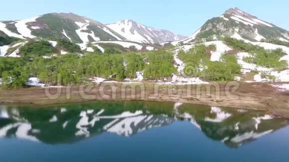 飞越美丽的山脉森林和湖泊视频的预览图