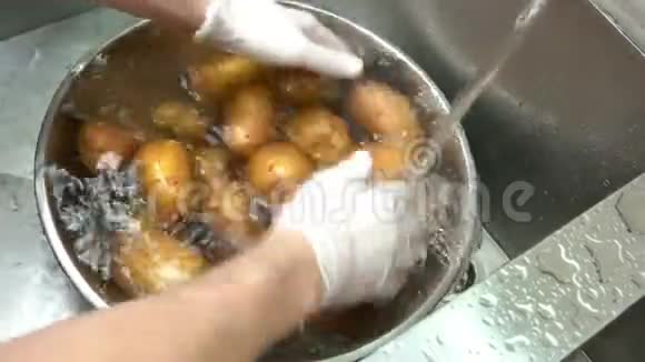 手在水槽里洗土豆视频的预览图