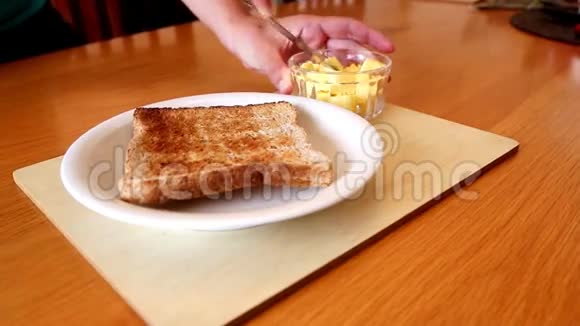 烤面包和黄油传播视频的预览图