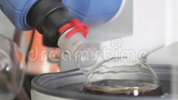 化学实验室带液体的试管灯泡在化学溶液中旋转化学视频的预览图