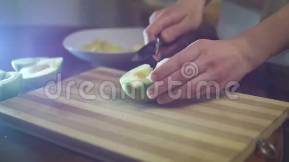 女人手拿刀在厨房的木板上切苹果健康饮食和生活方式视频的预览图