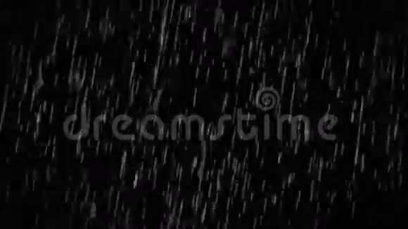 落在阿尔法环路上的雨滴视频的预览图