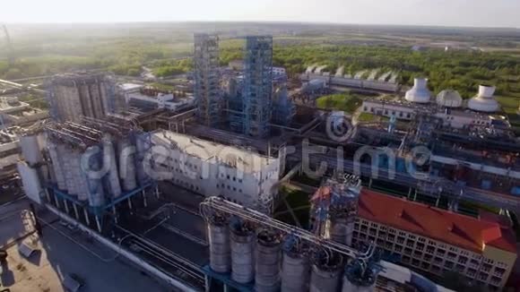 一座巨大的炼油厂在森林旁边有管道和蒸馏设施空中景观视频的预览图