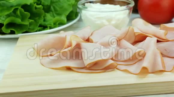 木板上的猪肉火腿片三明治背景材料视频的预览图
