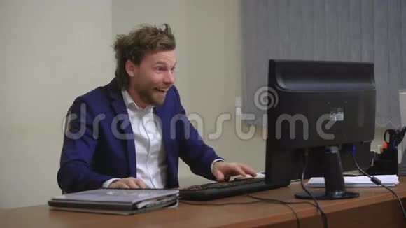 活跃的商人为成功感到高兴在办公室坐在电脑前视频的预览图