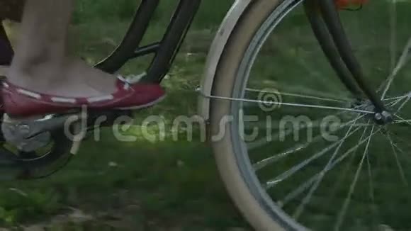 年轻女子骑自行车视频的预览图
