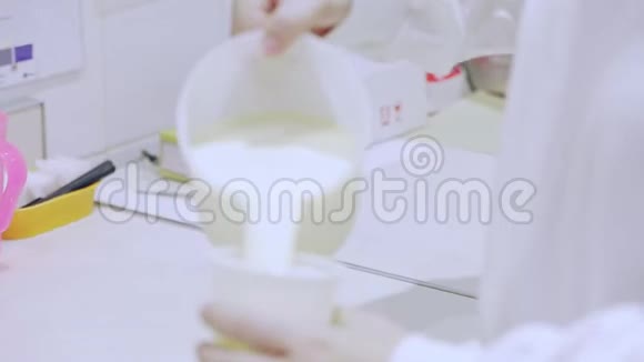 实验室牛奶质量控制乳制品质量控制视频的预览图