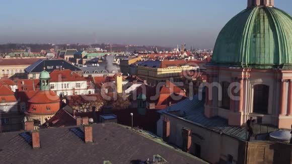 捷克共和国阳光明媚的一天古老城镇和遥远的布拉格城堡的橙色屋顶和哥特式尖顶4K概述视频的预览图
