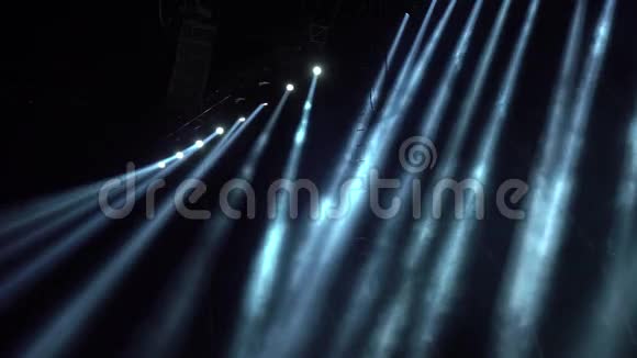 黑暗大厅里的音乐会光线视频的预览图