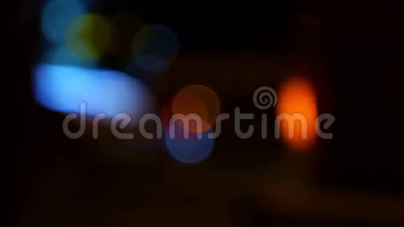 夜间公路离焦灯和单独立车信号灯一盏视频的预览图