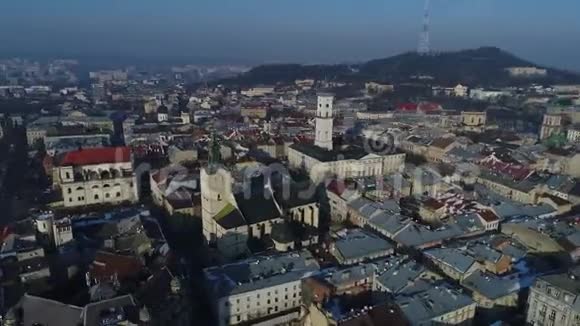 乌克兰利沃夫市市中心冬季无人机飞行道路视频的预览图