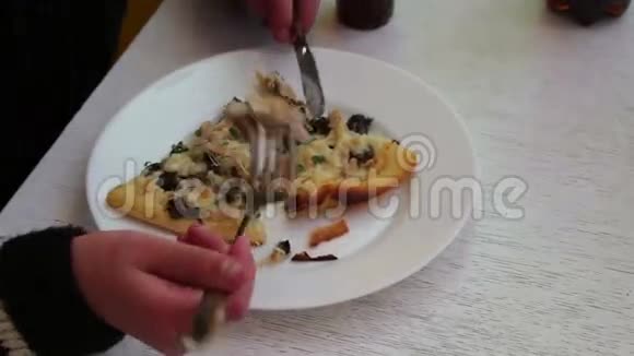 孩子吃美味的新鲜出炉的披萨视频的预览图