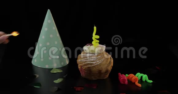 派对蛋糕和节日蜡烛在上面点燃蜡烛庆祝生日视频的预览图