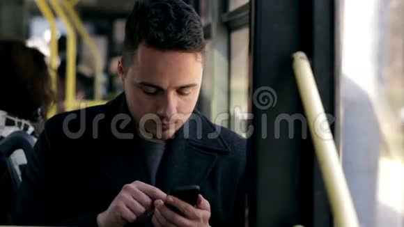 坐公车的人用手机阅读邮件短信视频的预览图