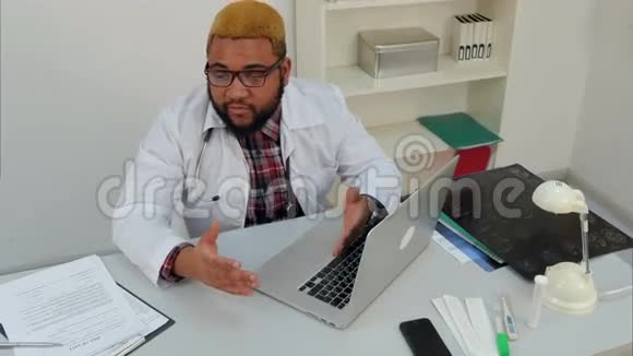 办公室里的非裔美国医生向病人解释诊断视频的预览图
