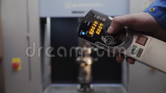 利用电子遥控控制液压试验金属细节的人视频的预览图