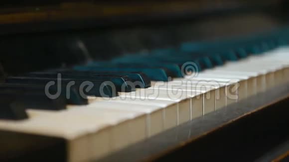 把旧钢琴的琴键重新聚焦视频的预览图
