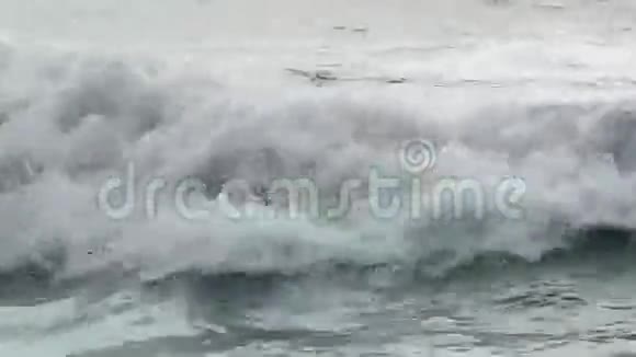 海浪撞击海滩视频的预览图