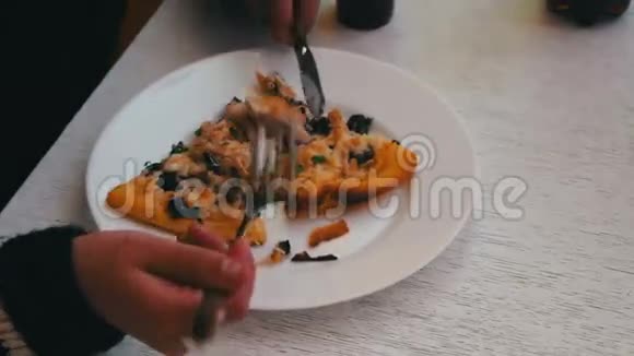 孩子吃美味的新鲜出炉的披萨视频的预览图