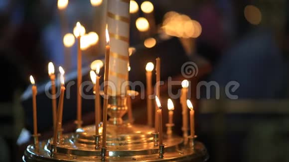 在教堂的祭坛前点燃蜡烛为教会的教区居民祈祷视频的预览图