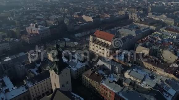 乌克兰利沃夫市市中心冬季无人机飞行道路视频的预览图