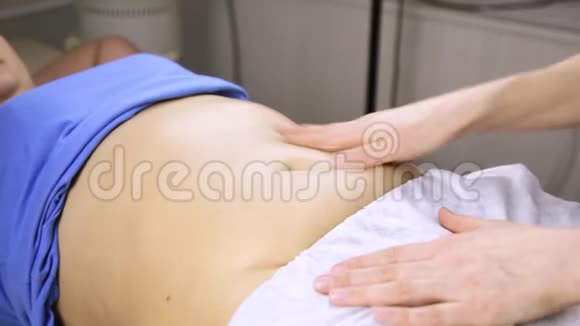 女医生给病人做腹部按摩诊所的美容程序视频的预览图