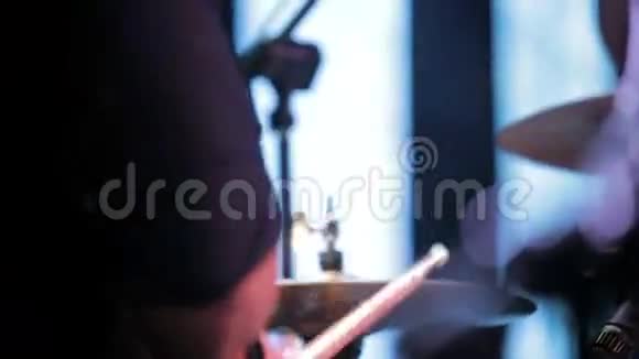 一个人手正在敲鼓板视频的预览图