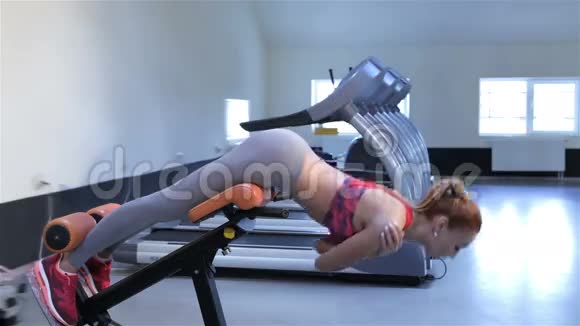 女性在健身中心训练下背部肌肉视频的预览图
