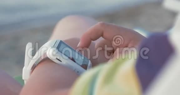 儿童手上的智能手表视频的预览图
