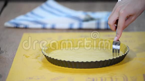 糕点箱的底部都是叉子制作苹果派艺术系列视频的预览图