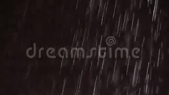 淋浴滴打男人手的超慢动作视频视频的预览图