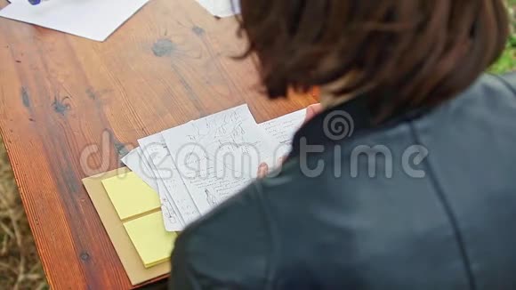 妇女在木桌上写便签纸视频的预览图