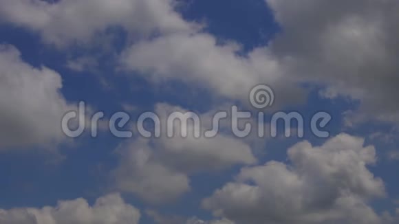 白云飘过灿烂的蓝天视频的预览图