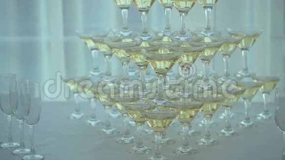 香槟酒杯金字塔视频的预览图