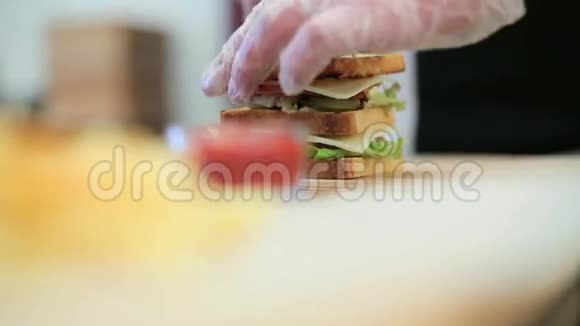 厨师把三明治切得很近视频的预览图